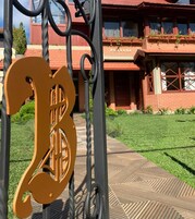 Konaklama yerinin ön cephesi