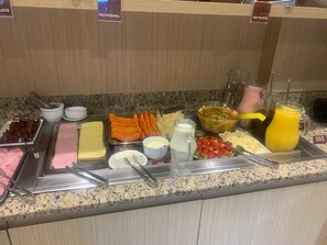 Café da manhã com buffet grátis todos os dias