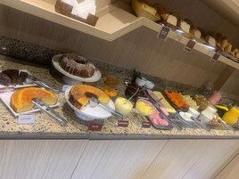 Her gün ücretsiz açık büfe kahvaltı