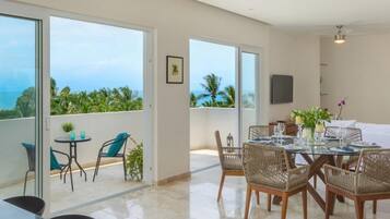 Departamento Confort, 2 habitaciones, vista al océano | Área de sala de estar | Smart TV