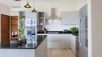 Departamento Confort, 2 habitaciones, vista al océano | Cocina privada | Comedor