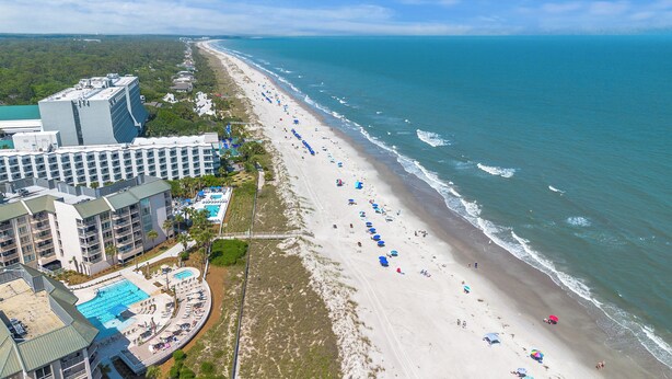 A beachfront hotel with a swimming pool, beach umbrellas, and ocean views. - End Unit; Ocean Peek; 5th floor - Villamare. 2 hrs Pickleball/Tennis per day! (Hilton Head Island)