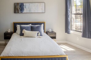 1 Schlafzimmer, Schreibtisch, Bügeleisen/Bügelbrett, Reisekinderbett