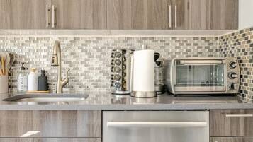 冰箱、微波炉、烤箱、炉灶