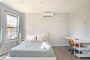 1 chambre, bureau, fer et planche à repasser, lit de bébé portatif