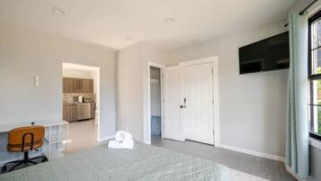 1 dormitorio, escritorio, tabla de planchar con plancha y cuna de viaje