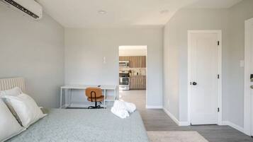 1 habitación, escritorio, tabla de planchar con plancha y cuna de viaje