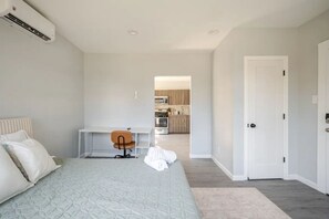 1 bedroom, desk, iron/ironing board, travel crib - Modern Apartment in Black Rock- (Bridgeport)