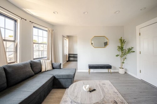 Modern 3-Bdrm Apt in Black Rock