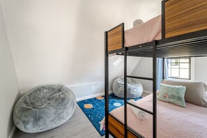 3 chambres, bureau, fer et planche à repasser, lit parapluie