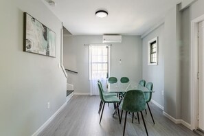 Dining - Modern House in Black Rock (Bridgeport)