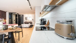 Una cocina moderna con un tostador de estilo vintage, una cafetera y una encimera de mármol.