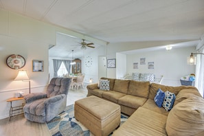 TV - Lakefront Gun Barrel City Home w/ Dock & Deck (Gun Barrel City)