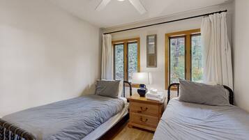 4 bedrooms, iron/ironing board, Internet, bed sheets