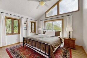 4 bedrooms, iron/ironing board, Internet, bed sheets