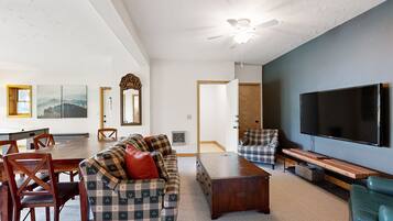 Téléviseur, foyer, lecteur de DVD