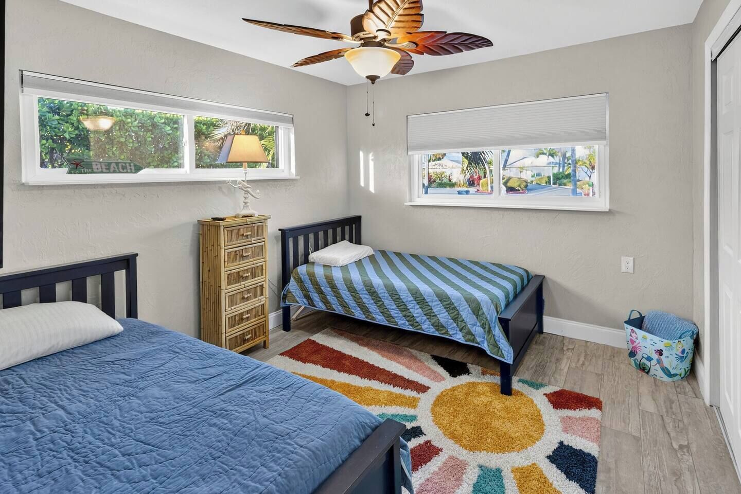 Desk, iron/ironing board, WiFi, bed sheets