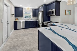 Kylskåp, mikrovågsugn, ugn och spishäll