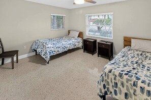 Desk, iron/ironing board, WiFi, bed sheets - Aqua Escape St Pete Beach (St. Pete Beach)