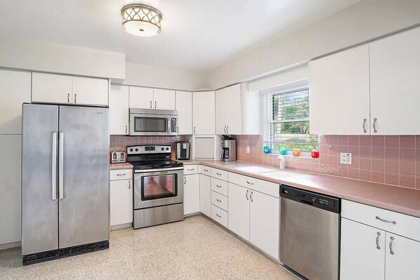 Kühlschrank, Mikrowelle, Ofen, Herdplatte