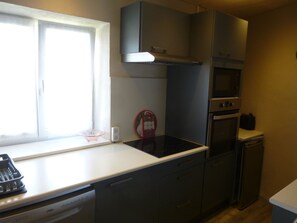 Een koelkast, een magnetron, een oven, een kookplaat