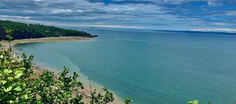 Private and cozy home - a short walk from the picturesque Halls Harbour hamlet