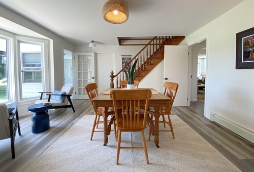 Private and cozy home - a short walk from the picturesque Halls Harbour hamlet