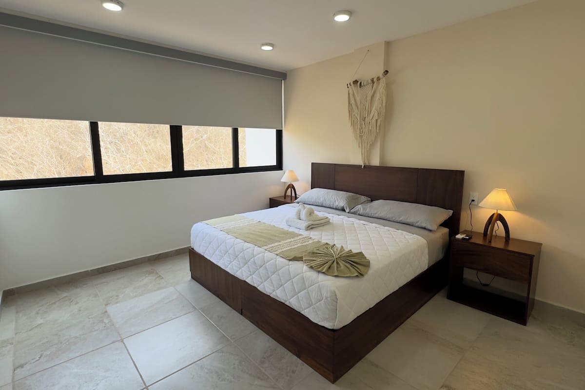 Apartemen Keluarga, 2 kamar tidur, pemandangan kota | 2 kamar tidur, brankas, tirai kedap cahaya, dan setrika/meja setrika