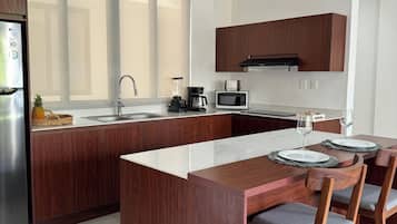 Departamento familiar, 2 habitaciones, vista a la ciudad | Servicio a la habitación