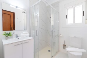 Een douche, handdoeken