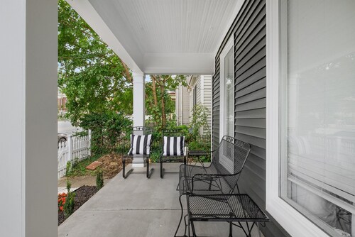 Bourbon trail spacious house that sleeps 8 with a fun yard & is newly renovated!