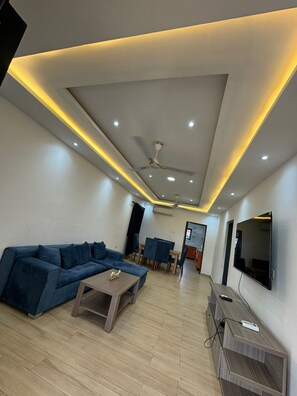 Living area - Luxury Apt (Accra)
