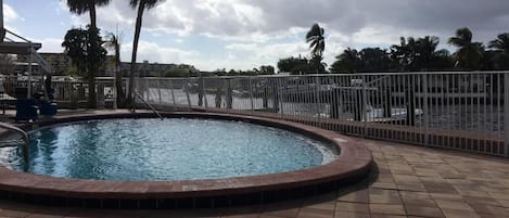 สระว่ายน้ำกลางแจ้ง