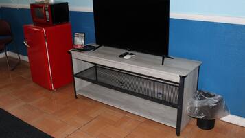 Escritorio, wifi gratis y acceso para silla de ruedas