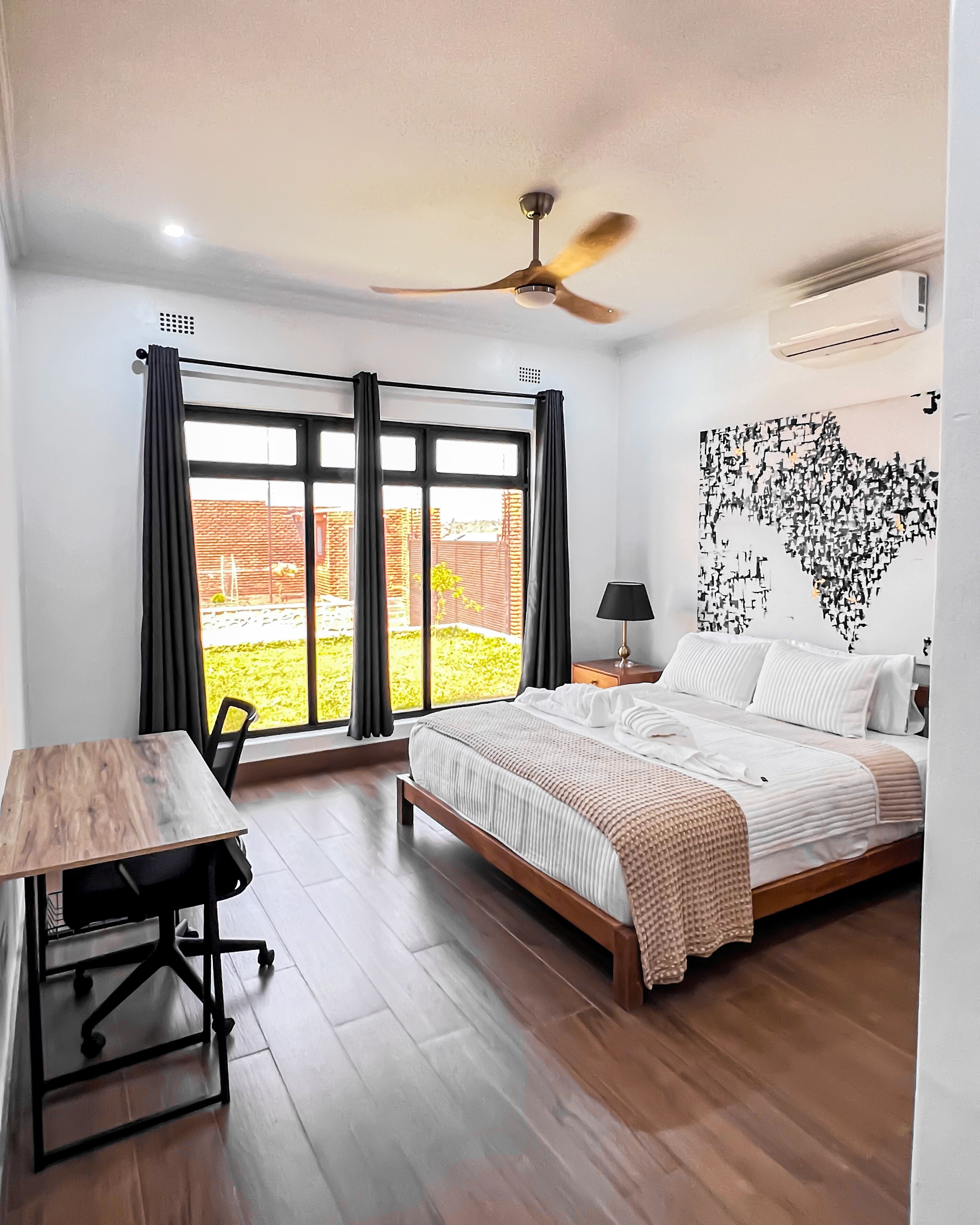 高級開放式套房, 花園景 | 高級寢具、羽絨被、特厚豪華床墊、房內夾萬