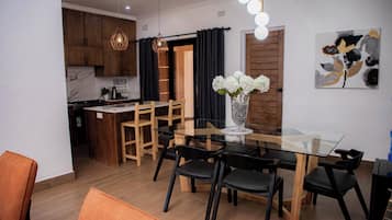 Tủ lạnh nhỏ, lò vi sóng, lò nướng bánh mì
