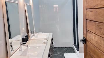 Habitació doble Deluxe, vistes al jardí | Bany | Banyera i dutxa independents i capçal de dutxa tipus cascada