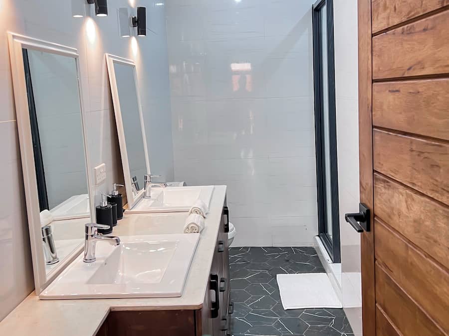 Deluxe-Doppelzimmer, Gartenblick | Badezimmer | Badewanne und Dusche (separat), Regendusche, Handtücher, Toilettenpapier