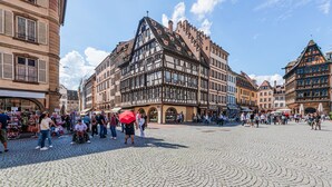 Unclassified image, 2 of 17, button - La Place de la Cathédrale - Superbe appt face à la Cathédrale (Strasbourg)