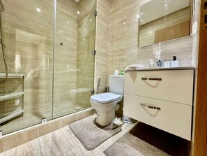 Douche, serviettes fournies, savon, shampoing