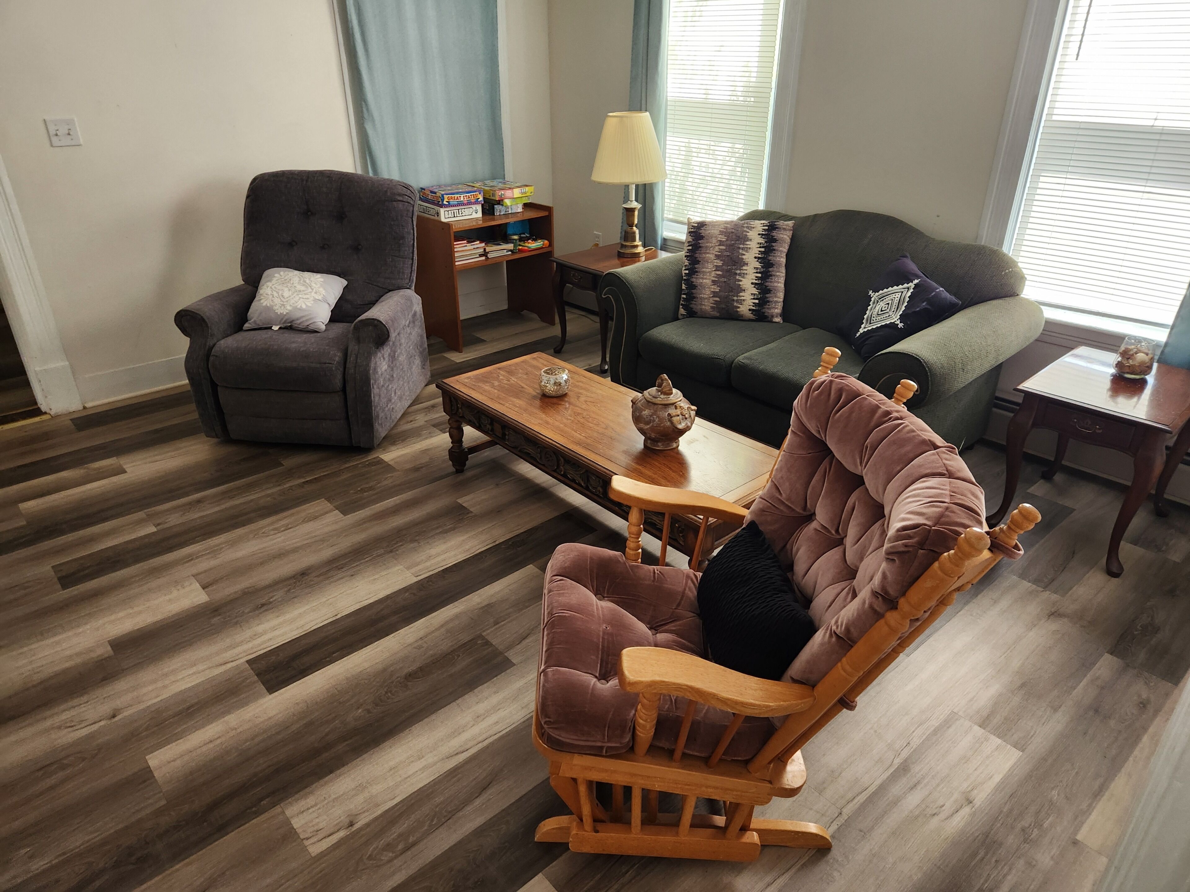 Very Spacious, Clean, And Comfortable First Floor Unit. Close To Major Highway! - Londonderry, NH