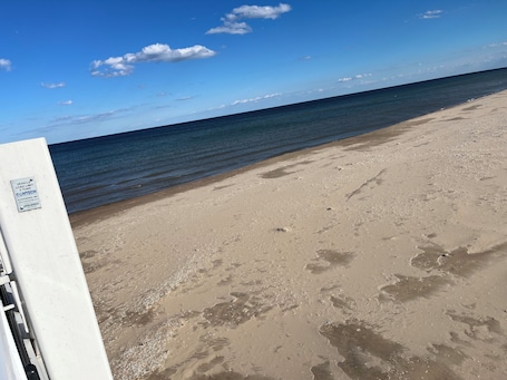 ビーチタオル. Cozy/Romantic/Popcorn & Coffee bar/Couples Painting/Fireplace/3 blks Lake Huron