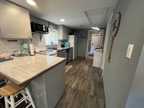 Fridge, microwave, oven, stovetop - Public beach, coffee bar, popcorn bar, painting, pet’s OK with fee, games, bikes (Tawas City)