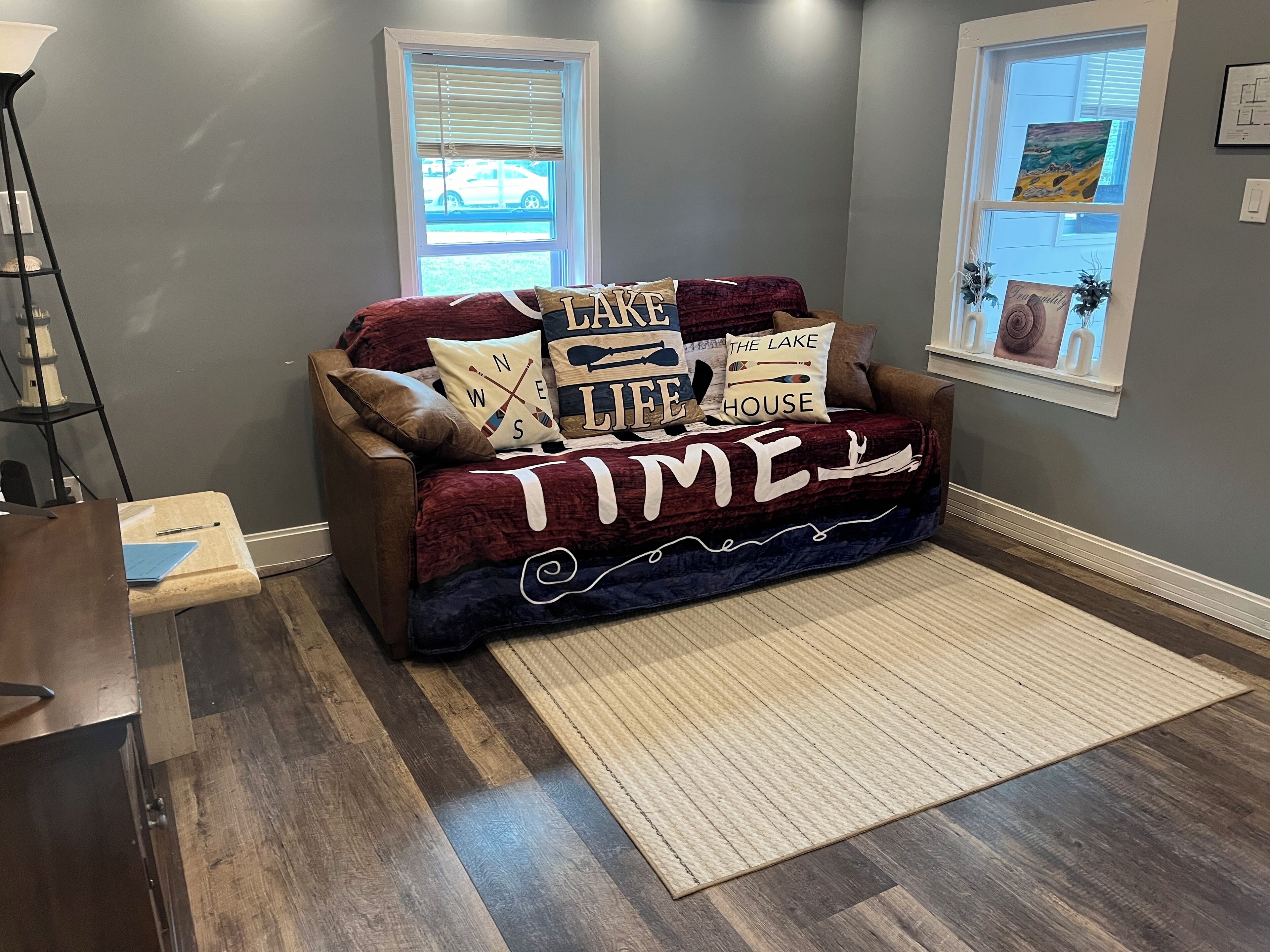 Smart TV, caminetto, libri