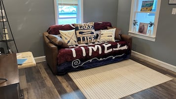 Smart TV, caminetto, libri