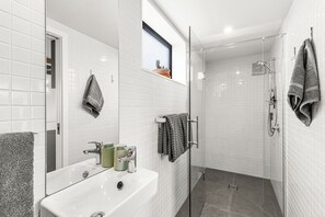 Douche, articles de toilette écologiques, sèche-cheveux