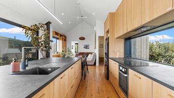 Kühlschrank, Herdplatte, Wasserkocher mit Kaffee-/Teezubehör