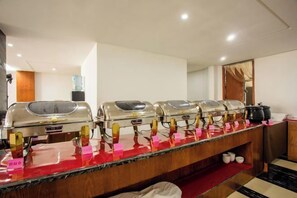 A buffet setup with multiple food dispensers on a counter. - Elong R.YUN Hotel (Tiantaishan High-Speed Railway Station) (Tiantai County)