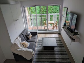 Smart TV, video library, stereo - Cozy Studio in Montreal's Quartier des Spectacles (Downtown) (Montréal)