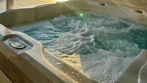 A hot tub with a view of the sunset through a window. - Jolla Excellence 3bd 2b Rosarito (Playas de Rosarito)